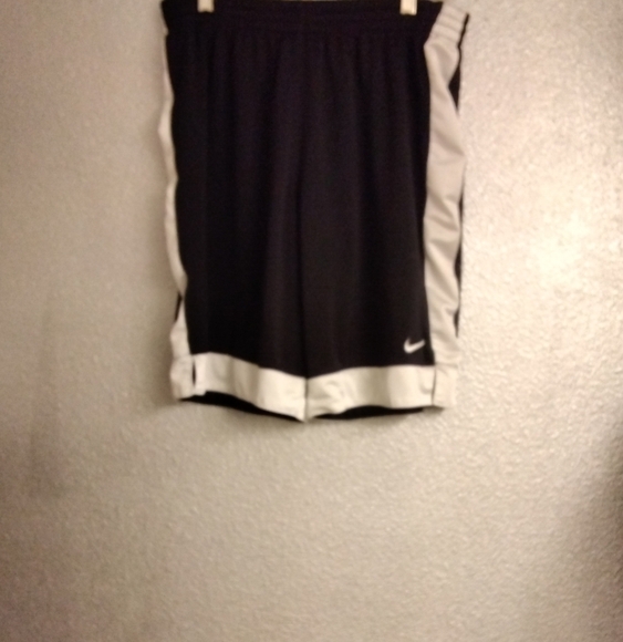 NIKE BASKETBALL MEN'S SHORTS   SIZE M - Picture 1 of 3